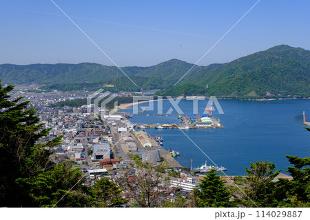 福井県敦賀の街並みと敦賀港　天筒山からの眺望 114029887