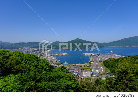 福井県敦賀の街並みと敦賀港 天筒山からの眺望 福井県敦賀の街並みと敦賀港 天筒山からの眺望 114029888