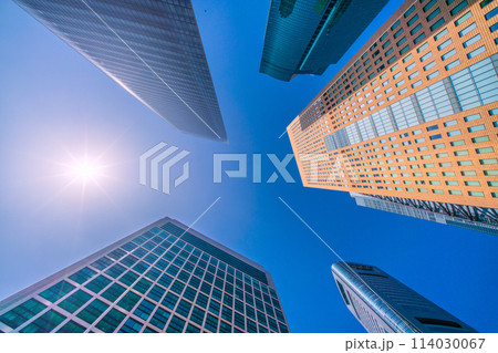 日本の東京都市景観 夏のような強い日差しと青空が広がる汐留の摩天楼などを望む＝4月28日 114030067