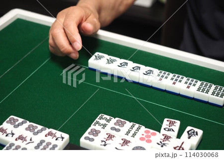 麻雀牌を打つ手元 114030068