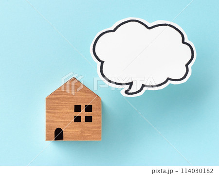 家と吹き出し　コピースペース 114030182