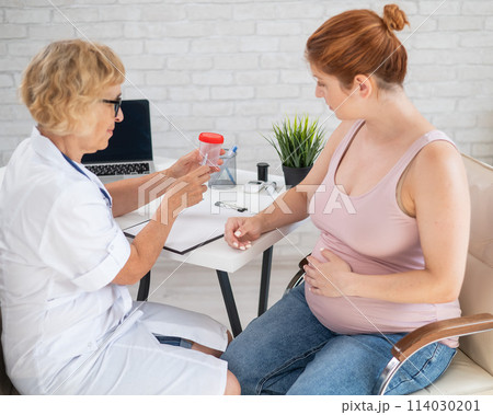 The doctor explains to a pregnant patient how to pass a urine test. 114030201