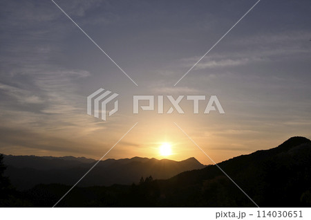 顔振峠より武甲山に沈む夕日 顔振峠より武甲山に沈む夕日 114030651