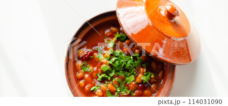 A hearty serving of baked beans in a ceramic dish, a healthy and nutritious meal 114031090