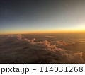 飛行機から見た夕焼け 114031268