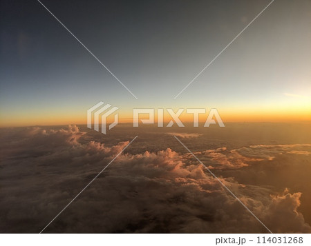 飛行機から見た夕焼け 114031268