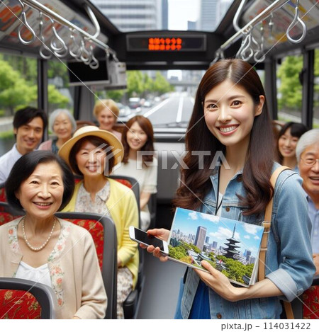 バス観光する外国人女性とバスガイドによる観光ガイド バス観光する外国人女性とバスガイドによる観光ガイド 114031422
