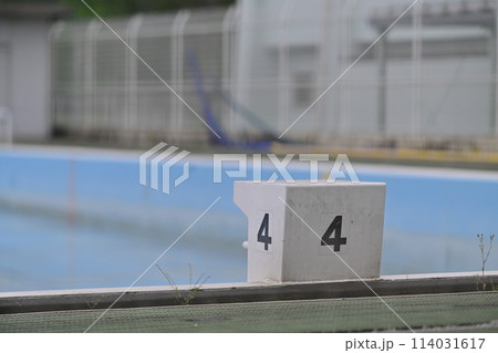 学校のプールの飛び込み台 114031617