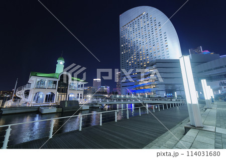 横浜　横浜港の海岸の夜景　（ぷかりさん橋） 114031680
