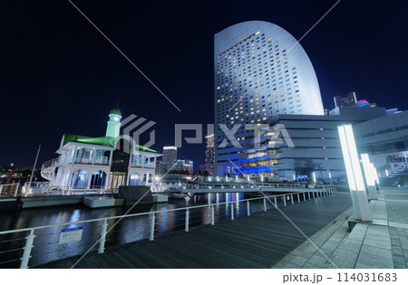 横浜 横浜港の海岸の夜景 (ぷかりさん橋) 横浜 横浜港の海岸の夜景 (ぷかりさん橋) 114031683