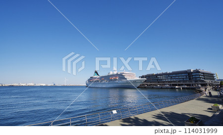 横浜港と豪華客船が停泊する新港ふ頭客船ターミナル 横浜港と豪華客船が停泊する新港ふ頭客船ターミナル 114031999