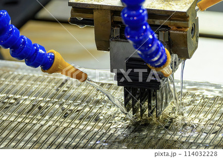 The graphite electrode working on EDM machine with liquid coolant method. 114032228