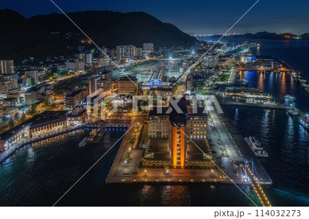 門司港レトロ展望室から見る門司港レトロ地区と関門海峡の夜景 門司港レトロ展望室から見る門司港レトロ地区と関門海峡の夜景 114032273