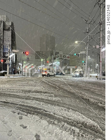 2024年1月の大雪が降った東京都足立区 114032348
