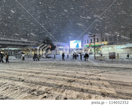 2024年1月の大雪が降った上野駅前 114032352