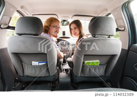 Happy man and woman in car 114032389