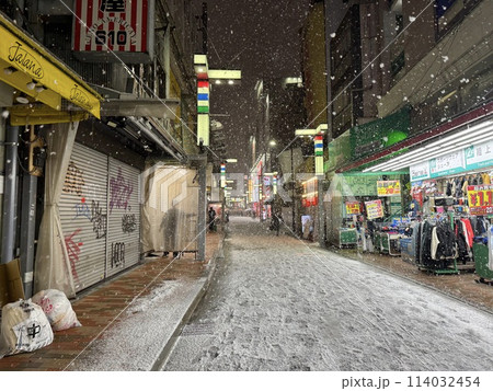 2024年1月の大雪が降った上野アメ横のガード下 114032454