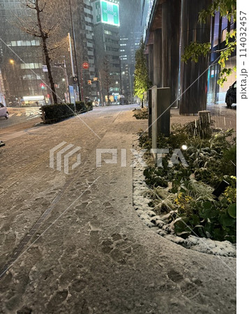 2024年1月の大雪が降った東京都港区のオフィス街 114032457