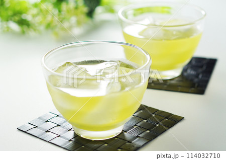 夏の日の冷たい緑茶 114032710