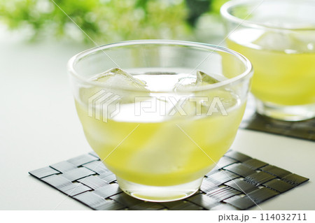夏の日の冷たい緑茶 114032711