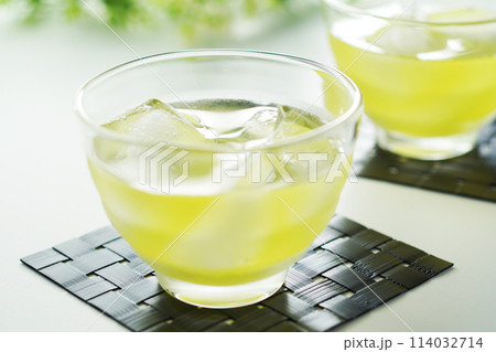 夏の日の冷たい緑茶 夏の日の冷たい緑茶 114032714