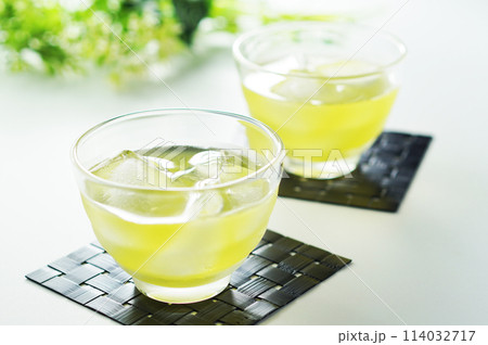 夏の日の冷たい緑茶 114032717