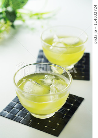 夏の日の冷たい緑茶 114032724