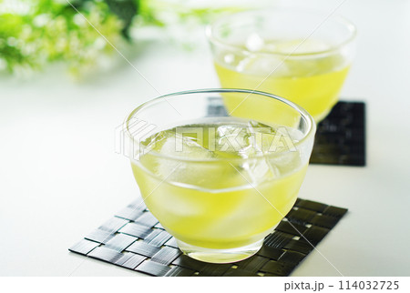夏の日の冷たい緑茶 114032725
