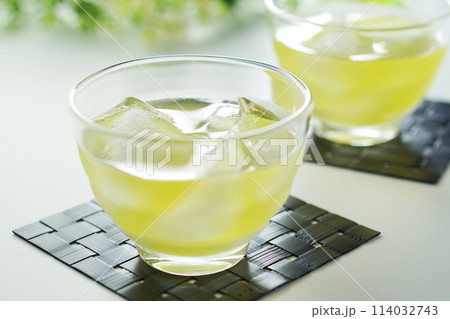 夏の日の冷たい緑茶 114032743