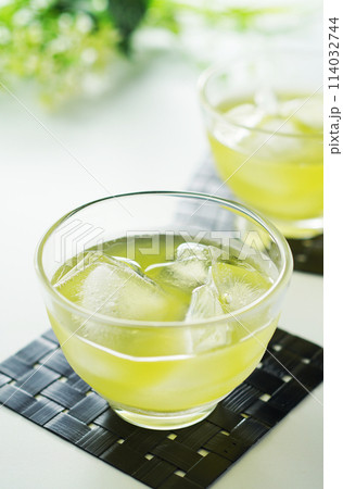 夏の日の冷たい緑茶 114032744