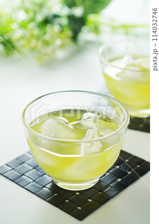 夏の日の冷たい緑茶 114032746