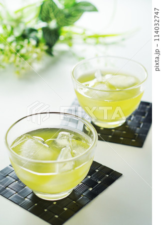 夏の日の冷たい緑茶 114032747