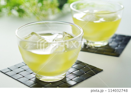 夏の日の冷たい緑茶 夏の日の冷たい緑茶 114032748