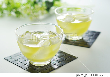 夏の日の冷たい緑茶 114032750