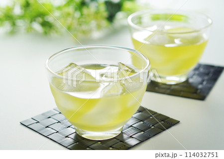 夏の日の冷たい緑茶 114032751