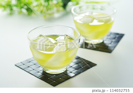 夏の日の冷たい緑茶 114032755