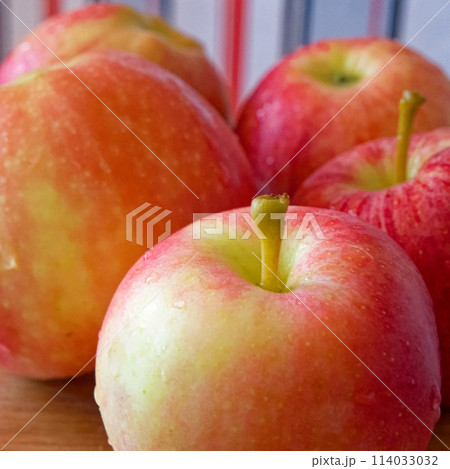 Ripe Apple Display. Juicy ripe apples with water droplets, close-up shot. Uses for Grocery ads, nutrition guides. 114033032