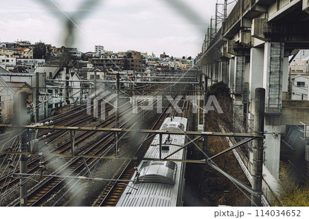 フェンス越しのJRの線路と電車 114034652
