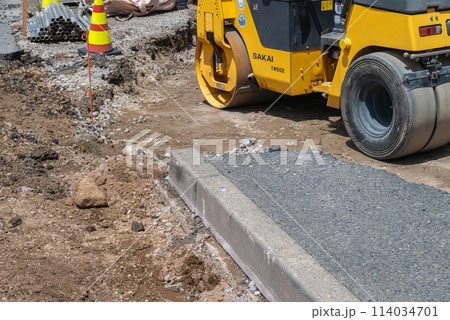 土木現場で締め固めをするコンバインドローラー 114034701