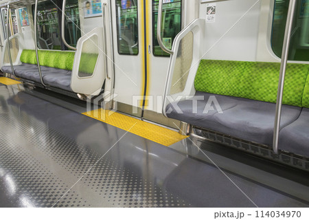 車内から見る電車　ホームに停車する電車　山手線　優先席　車内　(E235系) 114034970