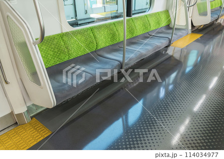 車内から見る電車　ホームに停車する電車　山手線　優先席　車内　(E235系) 114034977