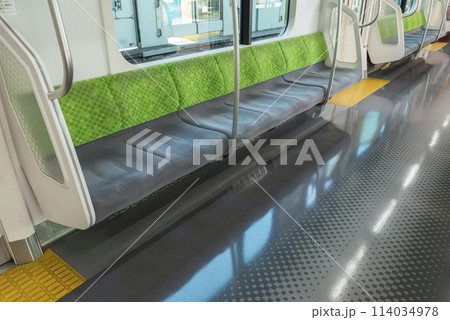 車内から見る電車　ホームに停車する電車　山手線　優先席　車内　(E235系) 114034978