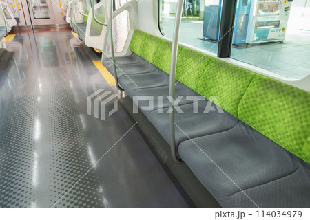車内から見る電車 ホームに停車する電車 山手線 優先席 車内 (E235系) 車内から見る電車 ホームに停車する電車 山手線 優先席 車内 (E235系) 114034979