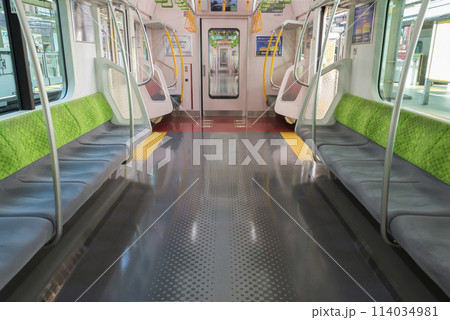 車内から見る電車　ホームに停車する電車　山手線　優先席　車内　(E235系) 114034981
