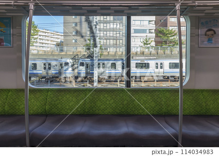 車内から見る電車　ホームに停車する電車　山手線　優先席　車内　(E235系) 114034983