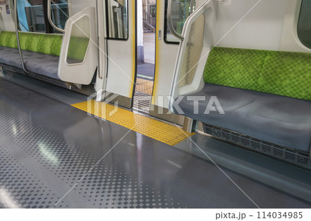 車内から見る電車　ホームに停車する電車　山手線　優先席　車内　(E235系) 114034985