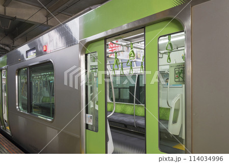 車内から見る電車 ホームに停車する電車 山手線 優先席 車内 (E235系) 車内から見る電車 ホームに停車する電車 山手線 優先席 車内 (E235系) 114034996