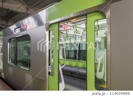 車内から見る電車　ホームに停車する電車　山手線　優先席　車内　(E235系) 114034999