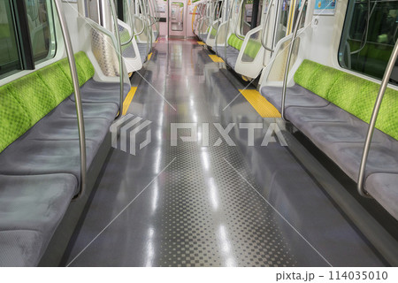 車内から見る電車 ホームに停車する電車 山手線 優先席 車内 (E235系) 車内から見る電車 ホームに停車する電車 山手線 優先席 車内 (E235系) 114035010