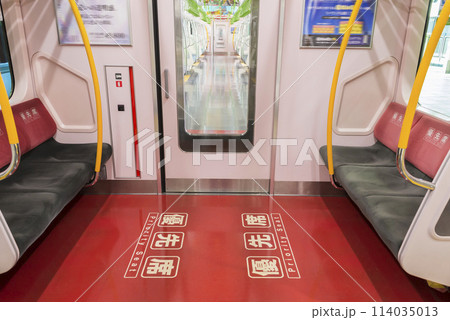 車内から見る電車　ホームに停車する電車　山手線　優先席　車内　(E235系) 114035013